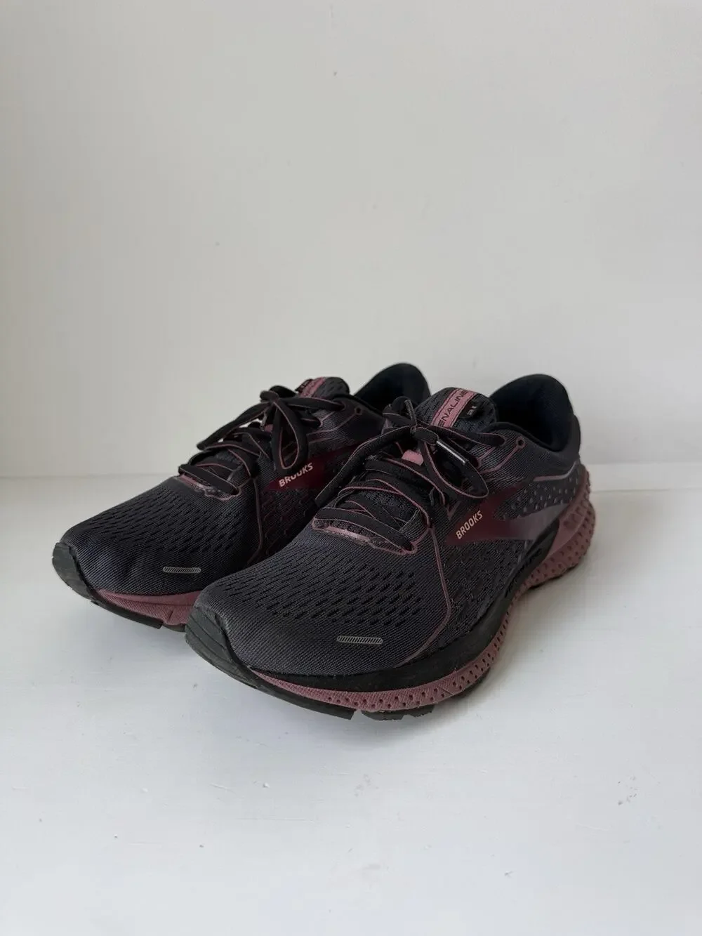 Brooks Adrenaline GTS 21 Women's Shoes Size 9.5D Black Burgundy Running Training